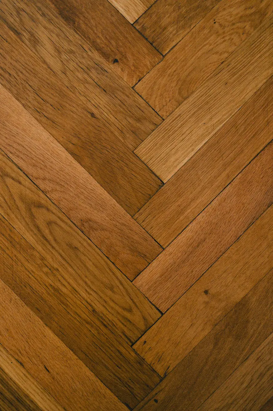 Beispiel: Parkettboden im Altbau — der Kleber darunter kann Teer enthalten